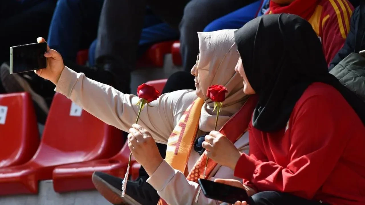 Kayserispor'dan anneler günü jesti: Bin 38 kadın taraftar ağırlanacak