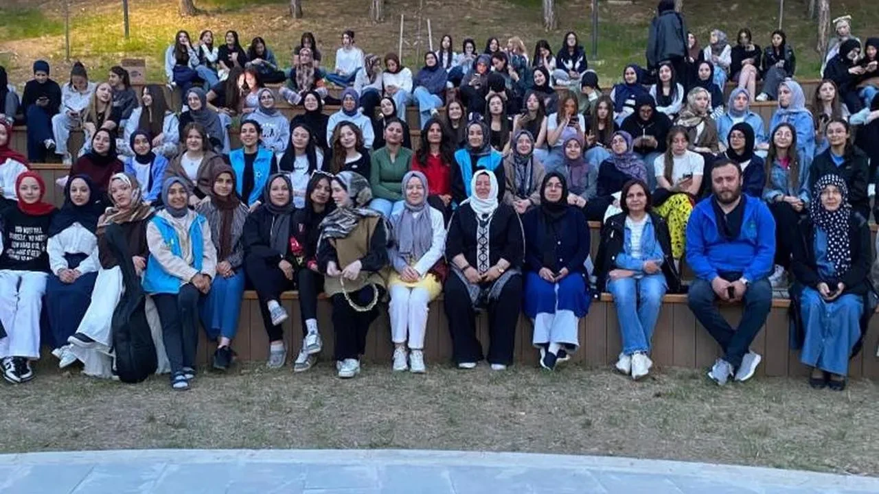 Kütahya Kadim Vakfı'ndan kız öğrencilere Murat Dağı kampı