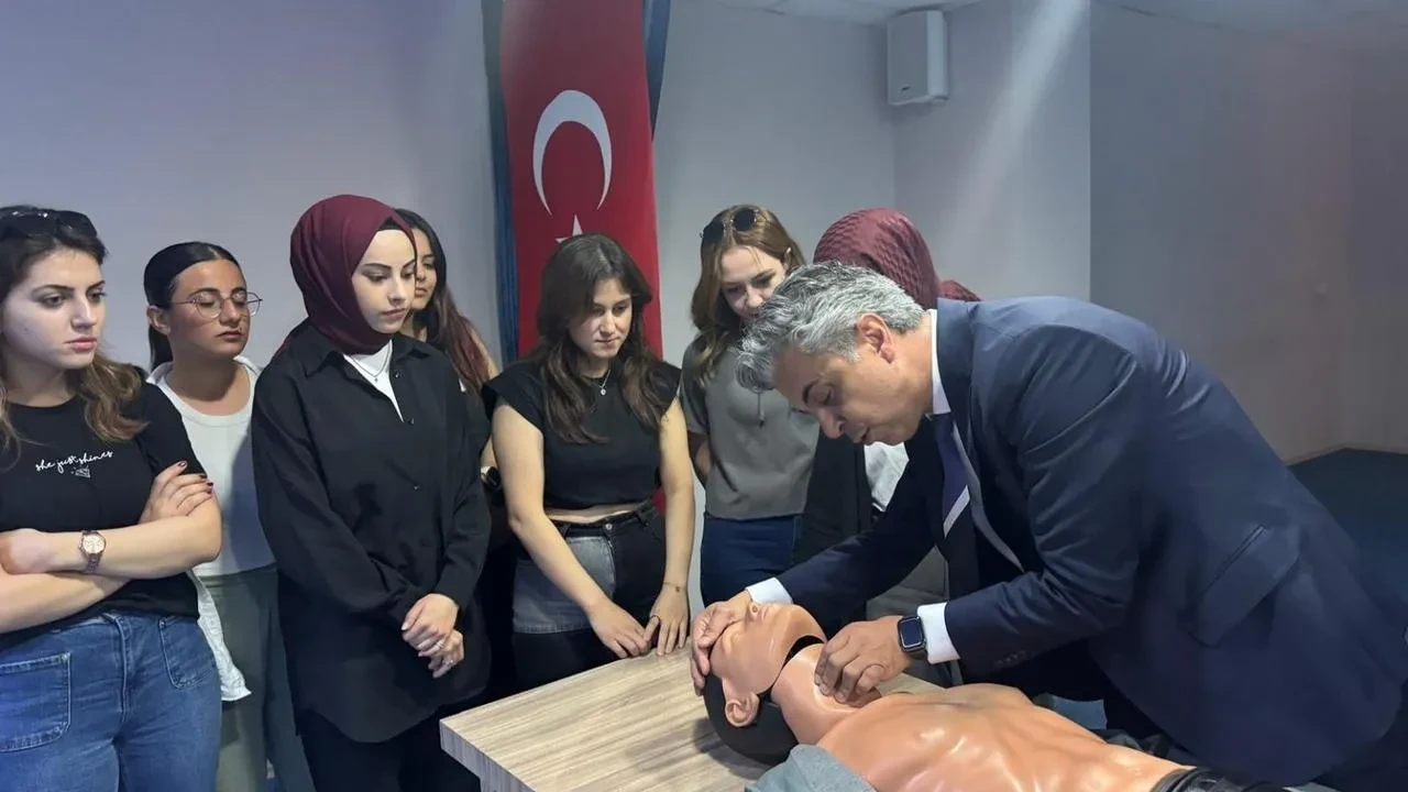 Erzincan öğretmen adayları ilk yardım eğitiminde buluştu