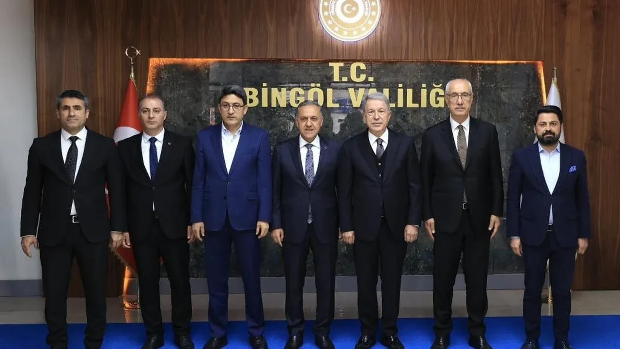 Bingöl'e çıkarma! TBMM Savunma Komisyonu Başkanı Akar, Vali Usta ile neler konuştu?