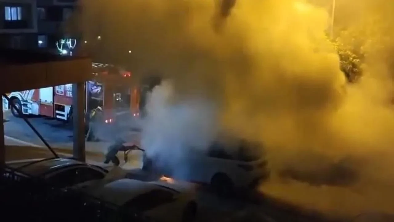 Silivri'de park halindeki araçta yangın paniği: İtfaiye ekipleri anında müdahale