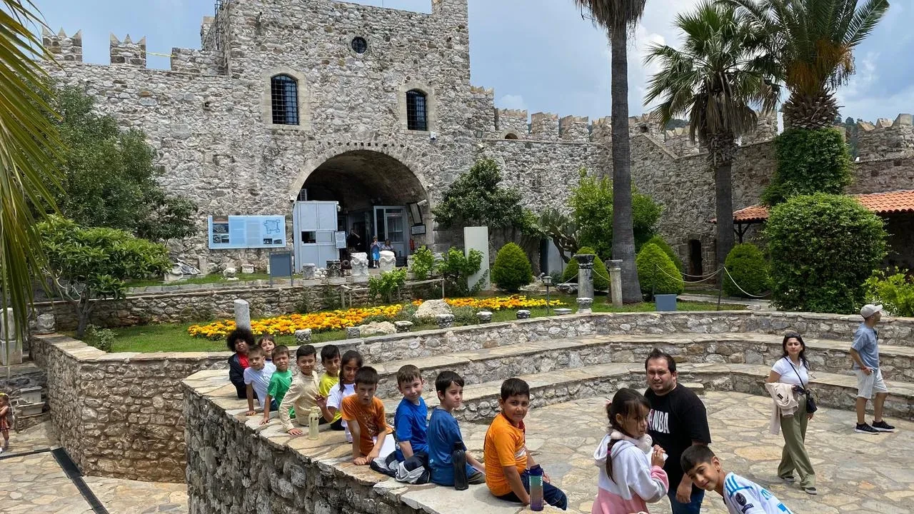 Menteşeli çocuklar Marmaris Kalesi tarihini sanata dönüştürdü