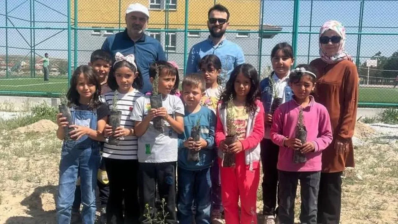 Konya'nın Kepez İlkokulu'ndan çevreye duyarlı adım: 110 mavi servi fidanı toprakla buluştu