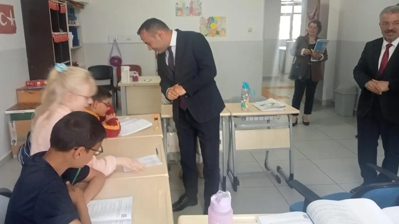 Erzurum Vali Yardımcısı görme engelli öğrencilerle buluştu