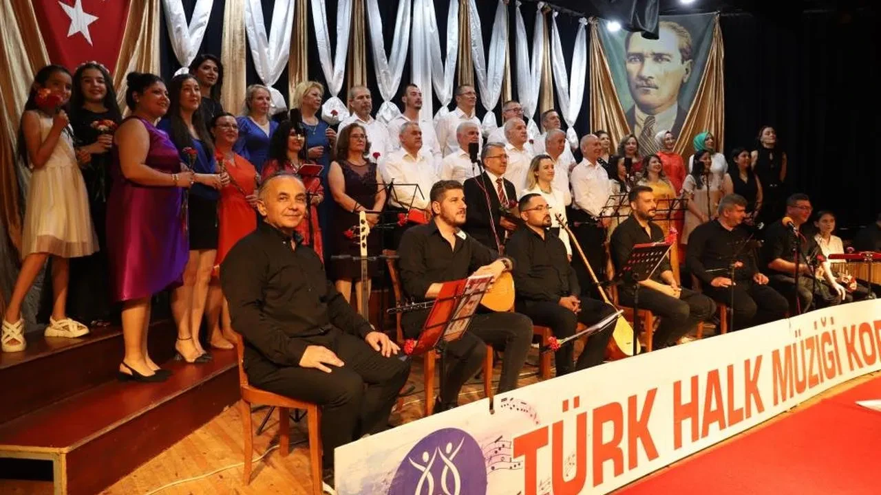 Nazilli Belediyesi THM Korosu Gençlik Konseri verdi