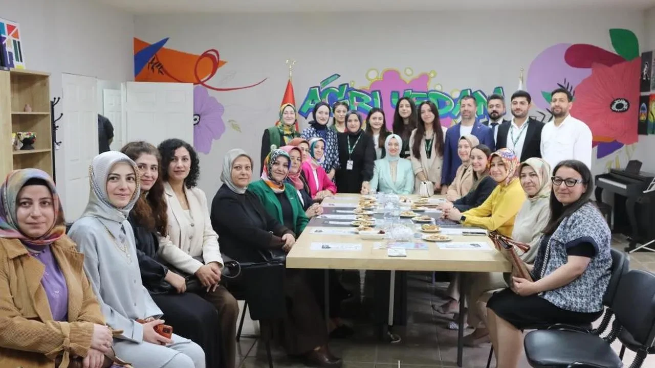 Yeşilay ve Ağrı Valiliği'nden bağımlılıkla mücadele toplantısı