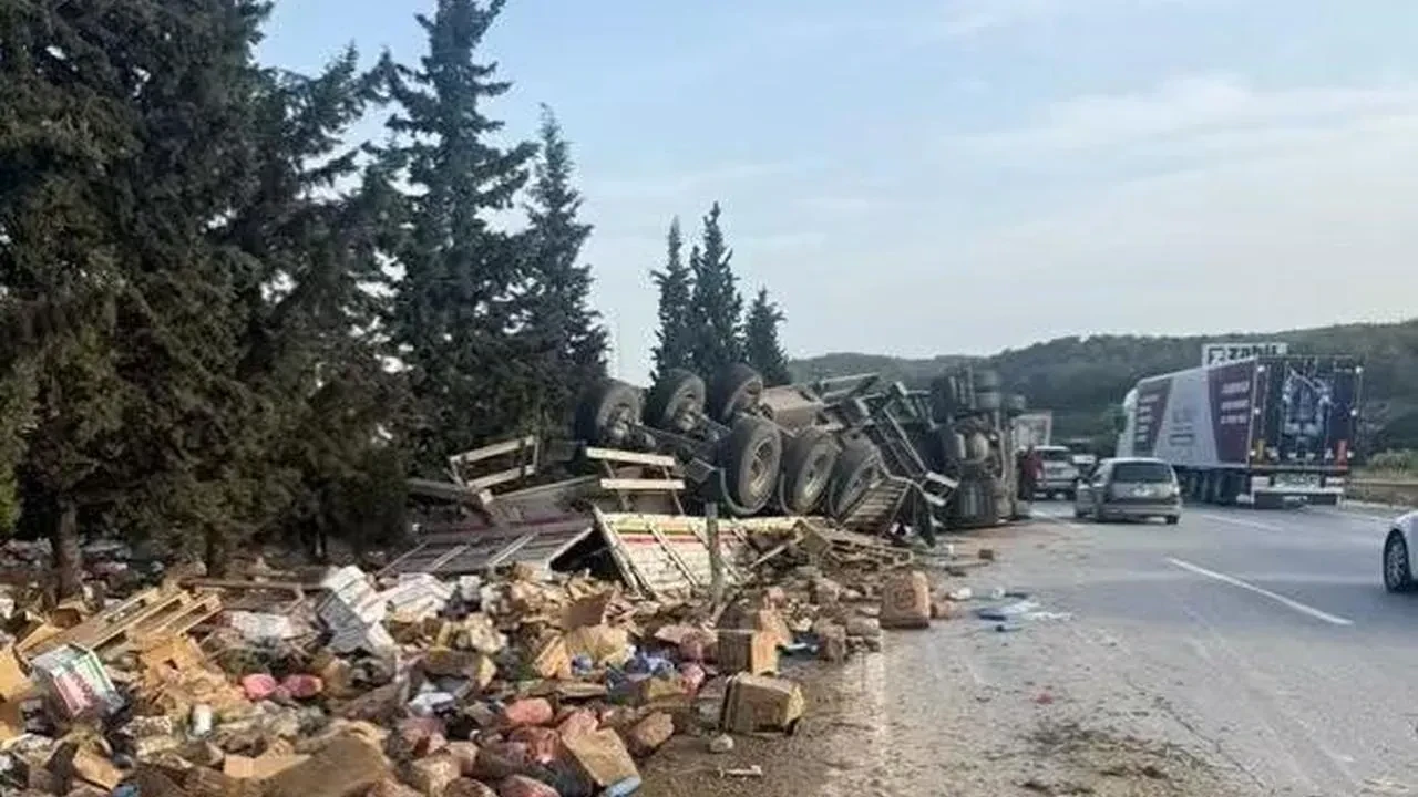 MersinTarsus Otoyolu'nda tırlar ve otomobil çarpıştı