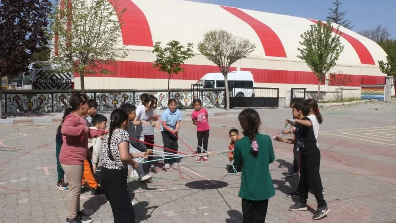 Emirdağ'da unutulmaz bir gün: Çocuklar geleneksel oyunlarla eğlendi