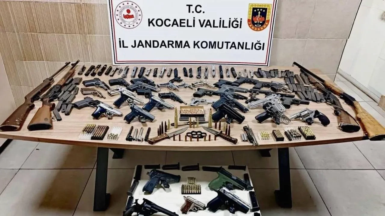 Kocaeli'de gerçekleştirilen operasyonda 18 ruhsatsız tabanca ve av tüfeği ele geçirildi!