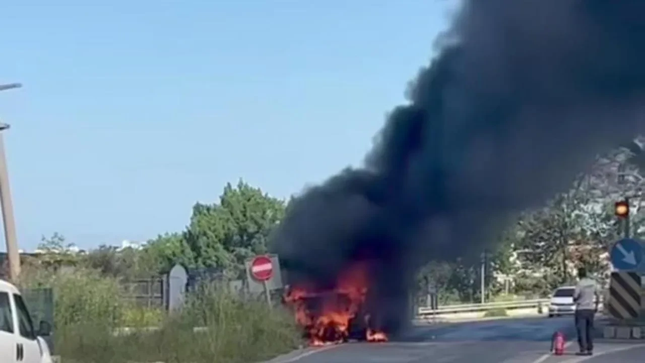 Seyir halindeki çarşaf yüklü kamyonet alev topuna döndü: Aydın'da kamyonet yangını