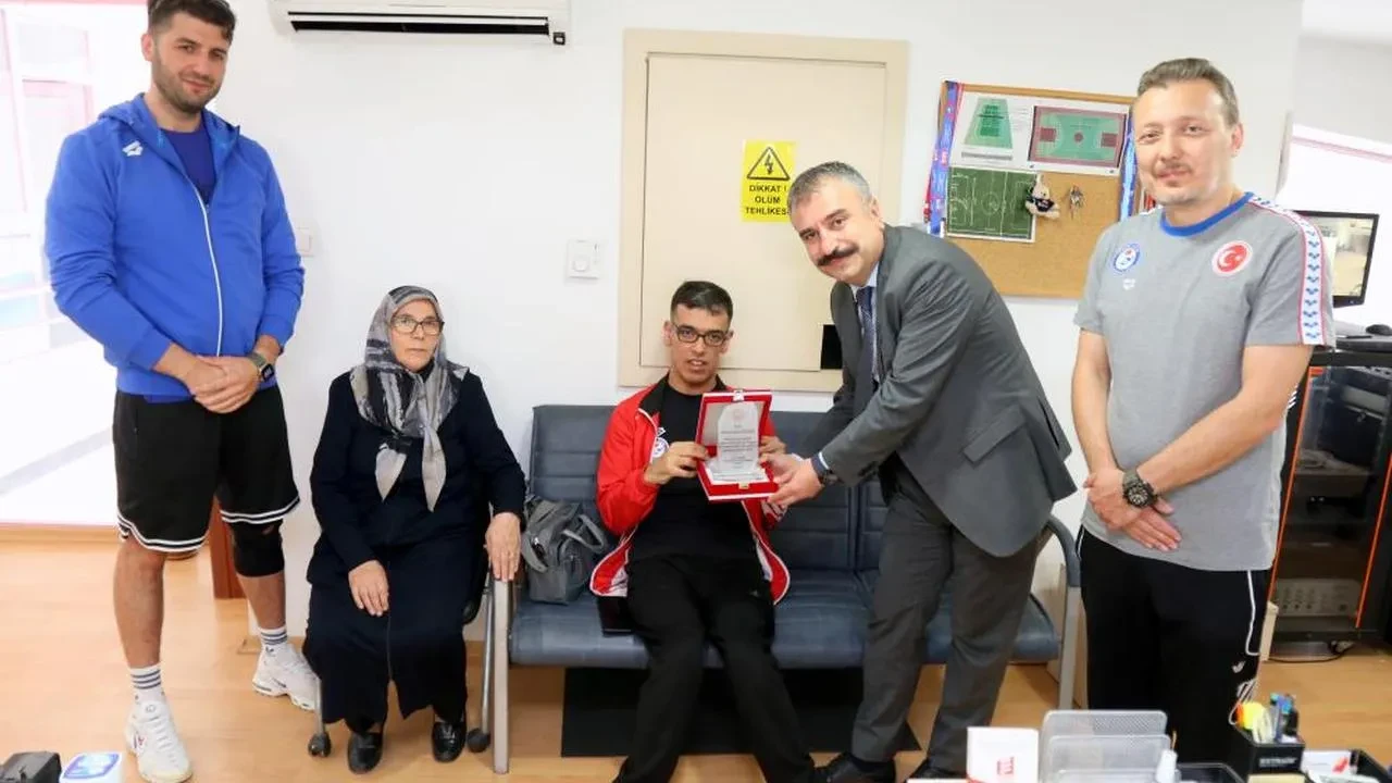 Eskişehirli Paralimpik yüzücü Mehmet Bakır Eğilmez: Engelleri aşarak başarı hikayesi yazıyor