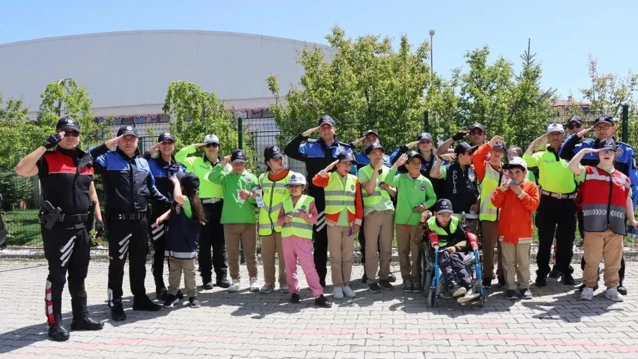 Engelli çocukların polis olma hayali gerçek oldu: Unutulmaz bir gün yaşadılar