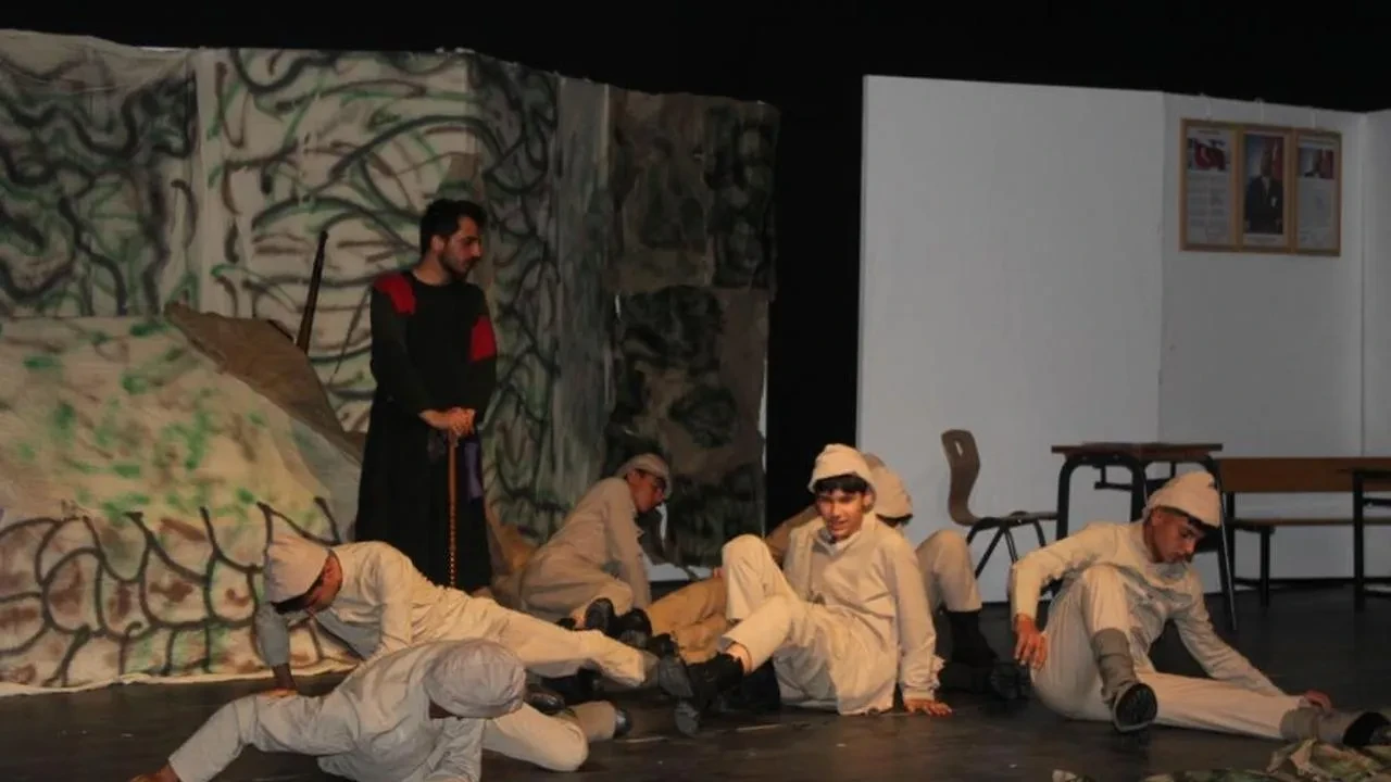 Kahta'da sergilenen "Yer Ayrı Ruh Aynı" tiyatrosu, Kurtuluş Savaşı ruhunu kuşaktan kuşağa aktarıyor