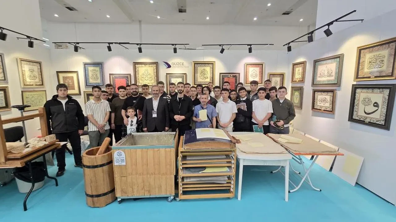 Düzce Üniversitesi'nin Geleneksel Kağıt Atölyesi, Uluslararası İslam Sanatları Fuarı'nda ilgi odağı oldu