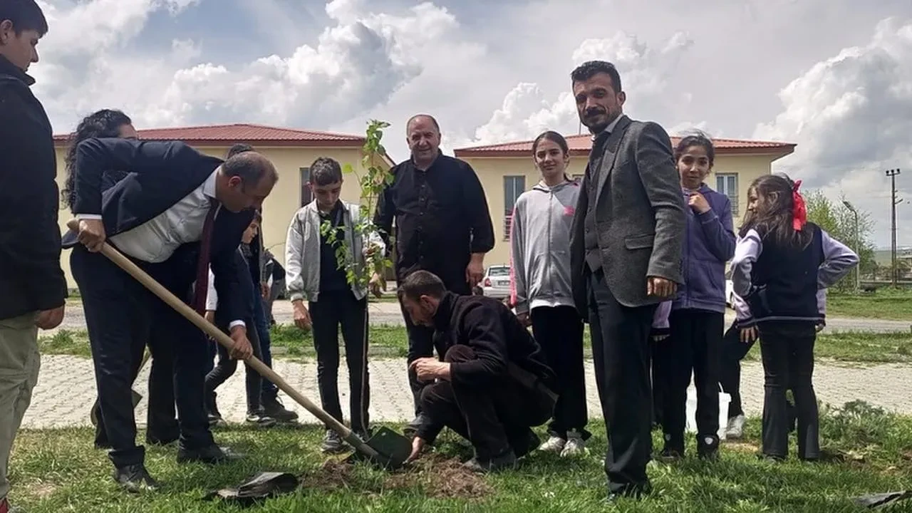Çıldır Şehit Öğretmen Sezgin Yolcu YBO'da fidan dikimi yapıldı