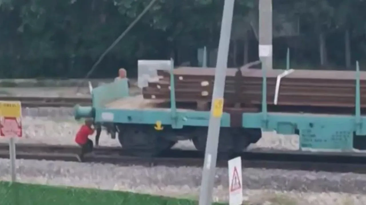 Osmaniye'de çocukların tren tehlikesiyle imtihanı: Hızla hareket eden trene tutunarak oynadılar