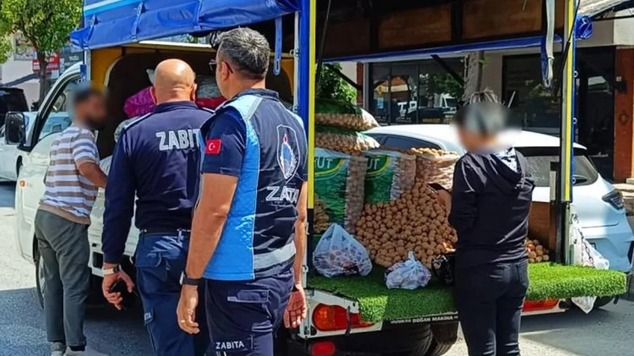 Manavgat Belediyesi zabıta ekipleri, seyyar satıcılara ve çevre kirliliğine karşı denetimlerini sıklaştırdı