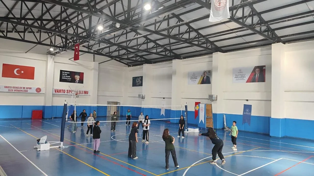 Varto Gençlik Spor Müdürlüğü voleybol kursu ilgi görüyor
