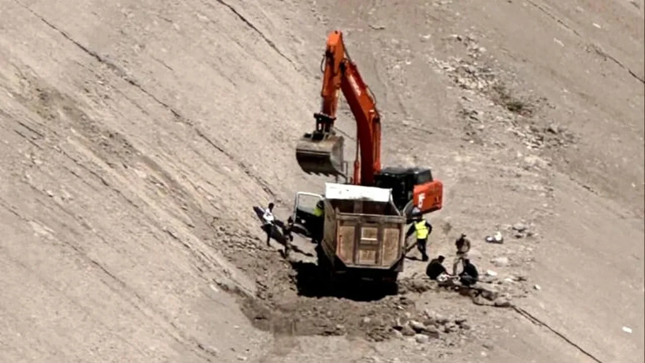 Tunceli'de kamyonun şarampole düşmesi sonucu yaralanan sürücünün sağlığı iyiye gidiyor