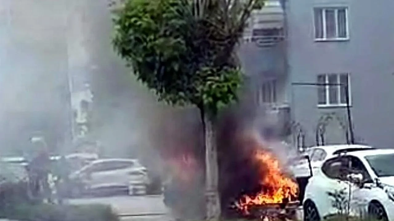 Bursa'da seyir halindeki otomobil alev alev: Sürücü son anda kurtuldu