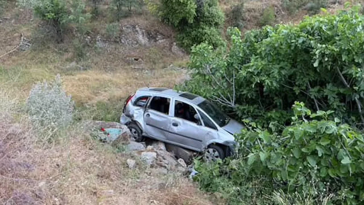 Uşak İzmir karayolunda yaşlı sürücü şarampole yuvarlandı