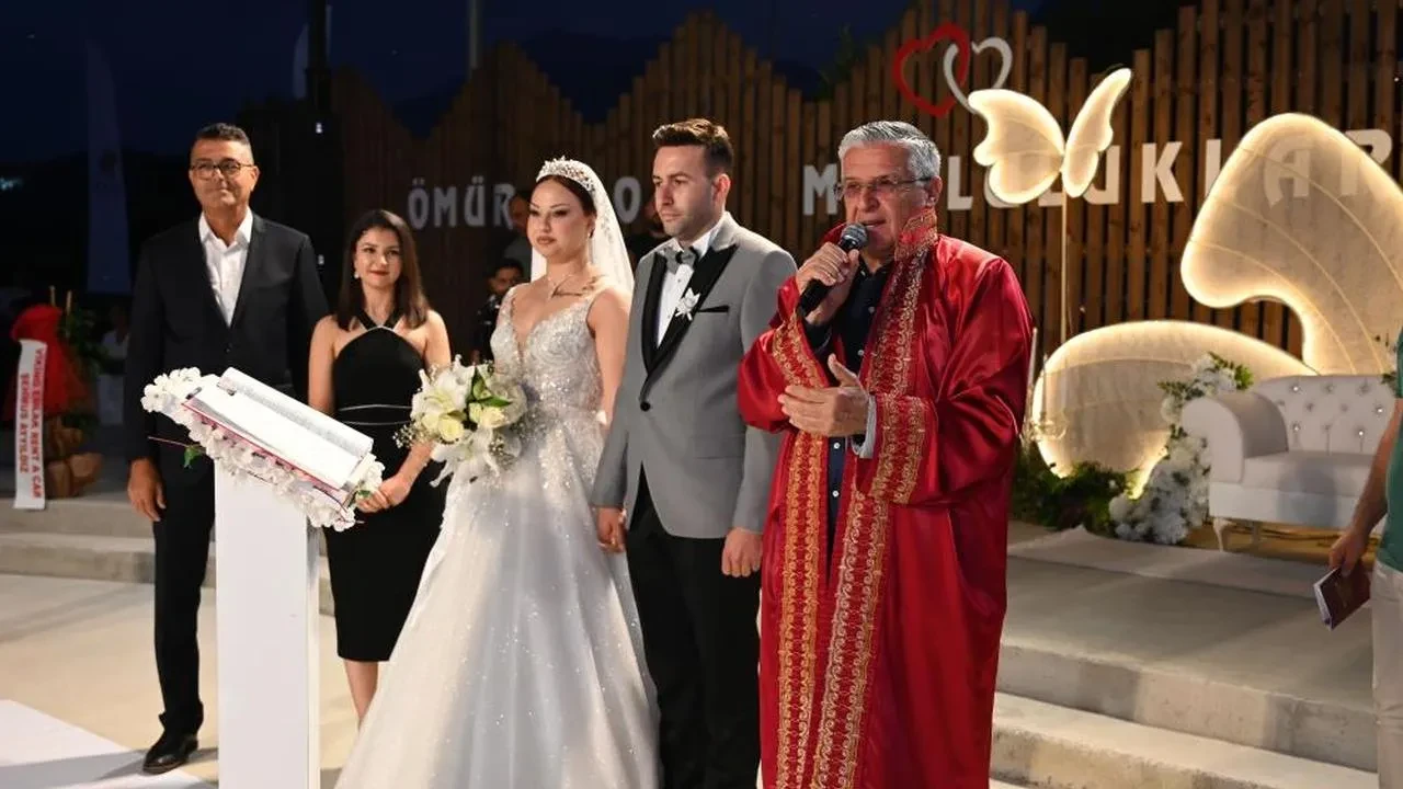 Kemer Belediyesi yenilenen piknik alanında ilk düğünü gerçekleştirdi