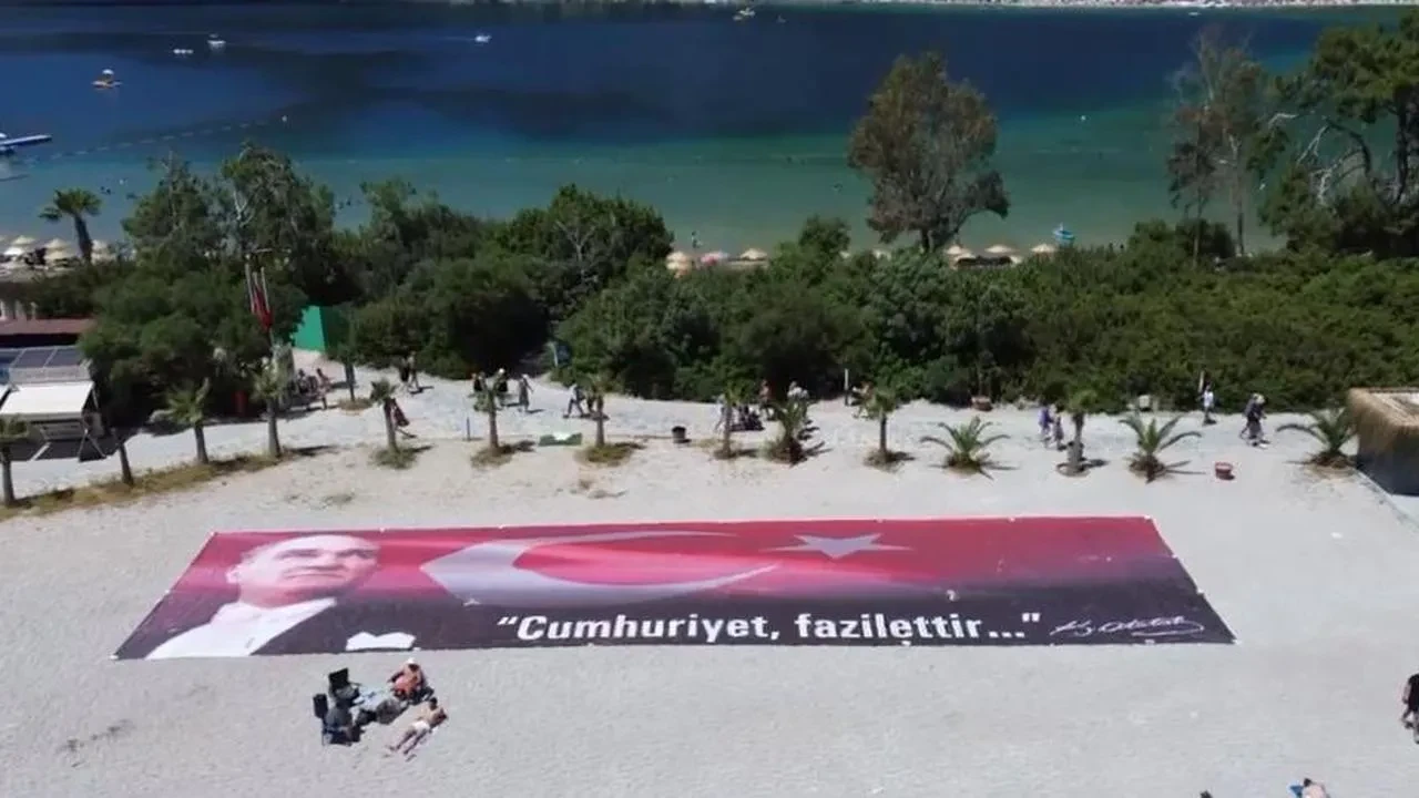 Ölüdeniz'de 19 Mayıs coşkusu: Havada dalgalanan Türk bayrağı görenleri büyüledi