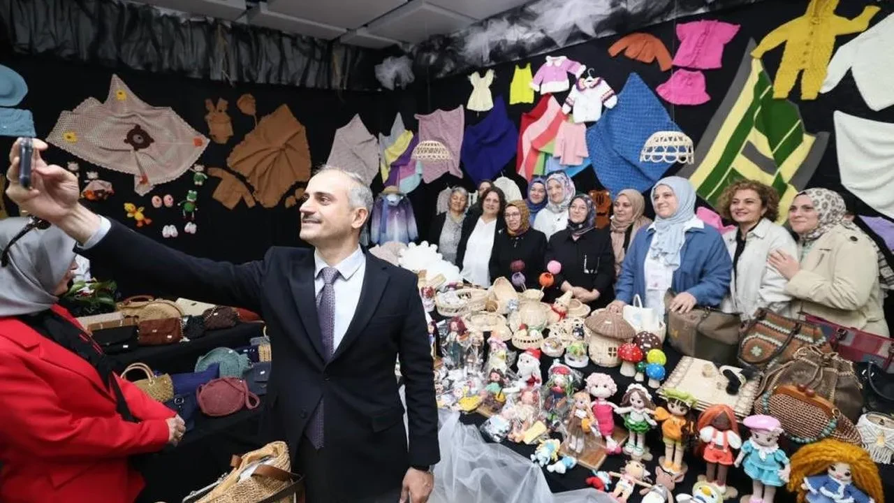 El emeği göz nuru eserler görücüye çıktı: Çayırova'da kadınların el emeği göz nuru eserleri sergilendi