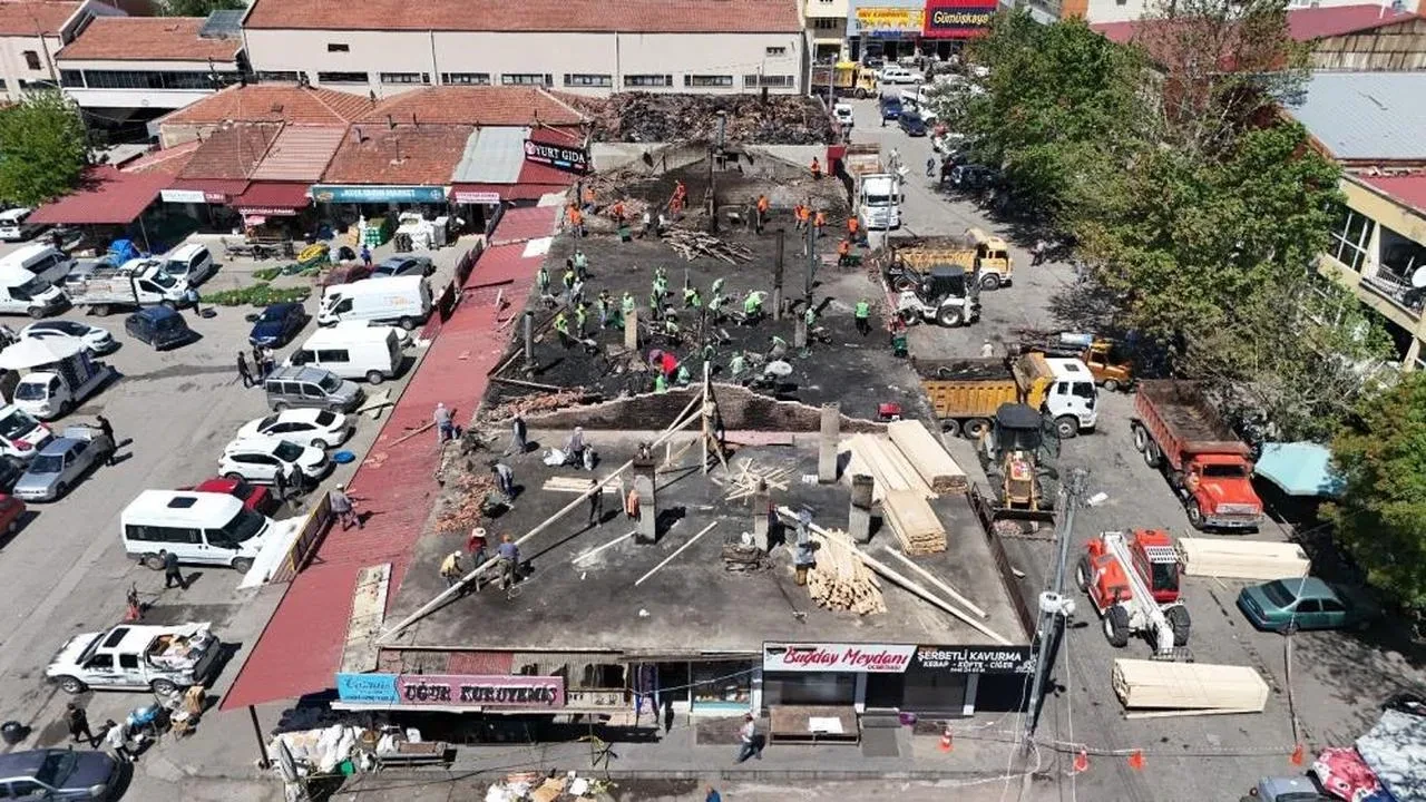 Buğday Meydanında yangının izleri siliniyor: Erzincan belediyesi esnafla bir araya geldi