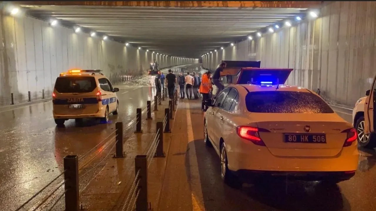 Sağanak yağış Osmaniye kent merkezini sular altında bıraktı