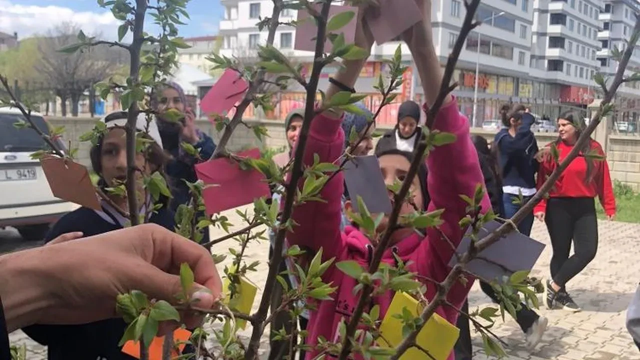 Patnos'ta Hıdırellez coşkusu: Öğrenciler sınav stresini bir kenara bıraktı