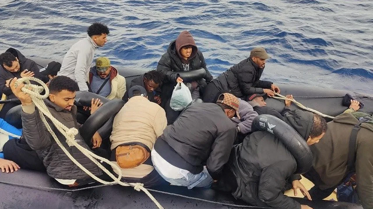 İzmir'de 24 göçmen Yunanistan unsurlarından kurtarıldı: Sahil Güvenlik ekipleri hızlı müdahale ile facianın önüne geçti