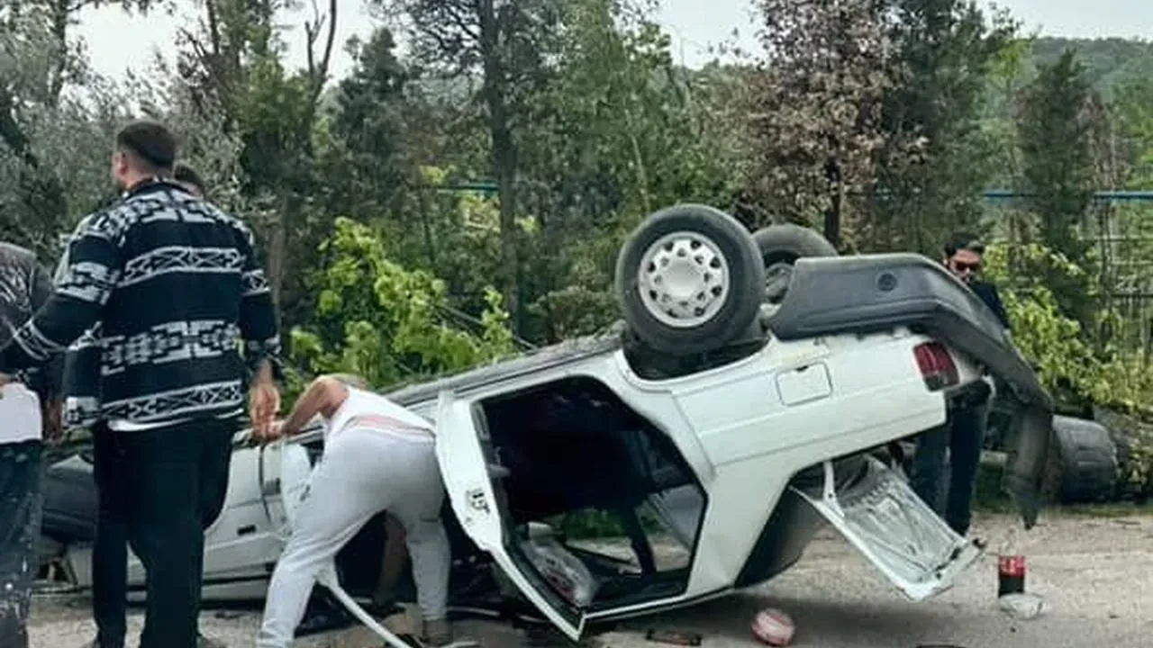 Sakarya'da fidanlıkta kaza! Otomobil ters döndü, 1 yaralı