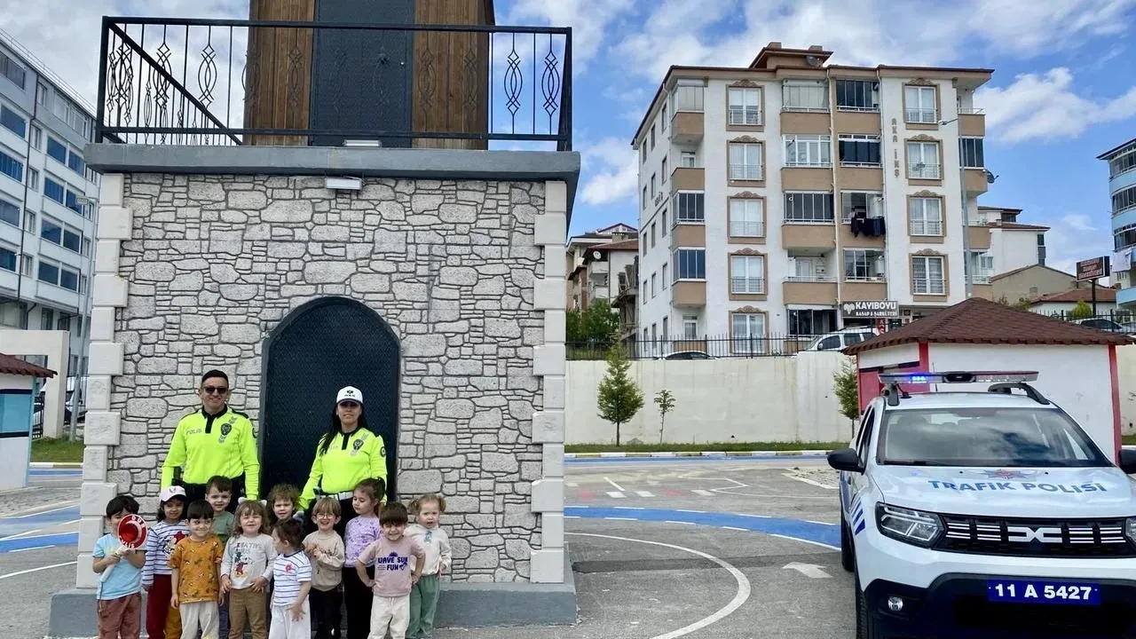 Bilecik öğrencileri Trafik Eğitim Parkında polisliği öğrendi