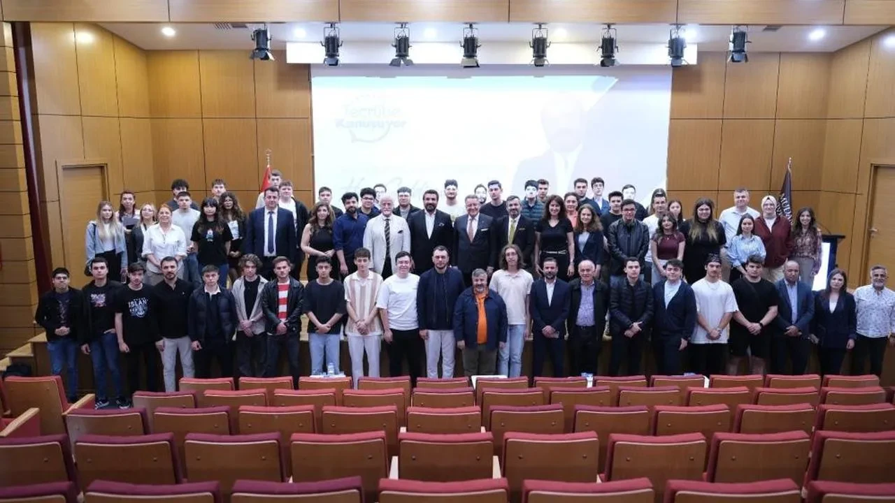 Ünlü Tasarımcı Erbakan Malkoç, Mudanya Üniversitesi'nde öğrencilere başarı sırlarını açıkladı