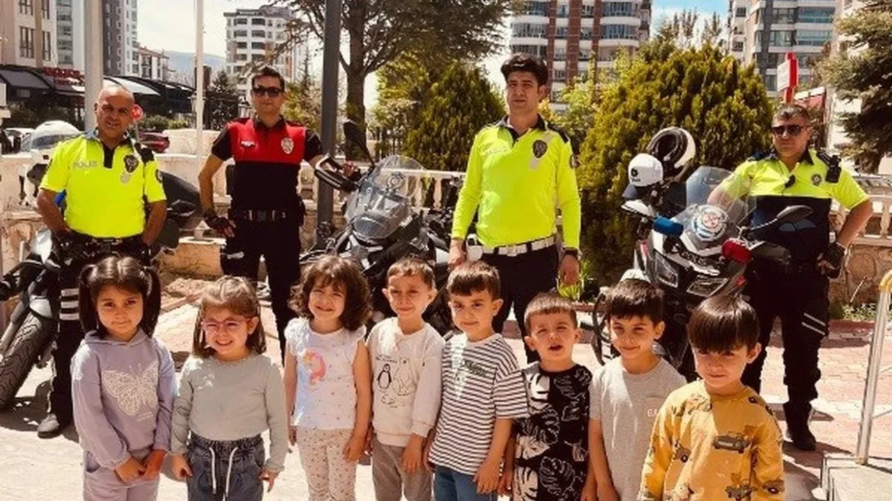 Niğde'de geleceğin sürücüleri için trafik eğitimi: Minik öğrenciler kuralları öğrendi