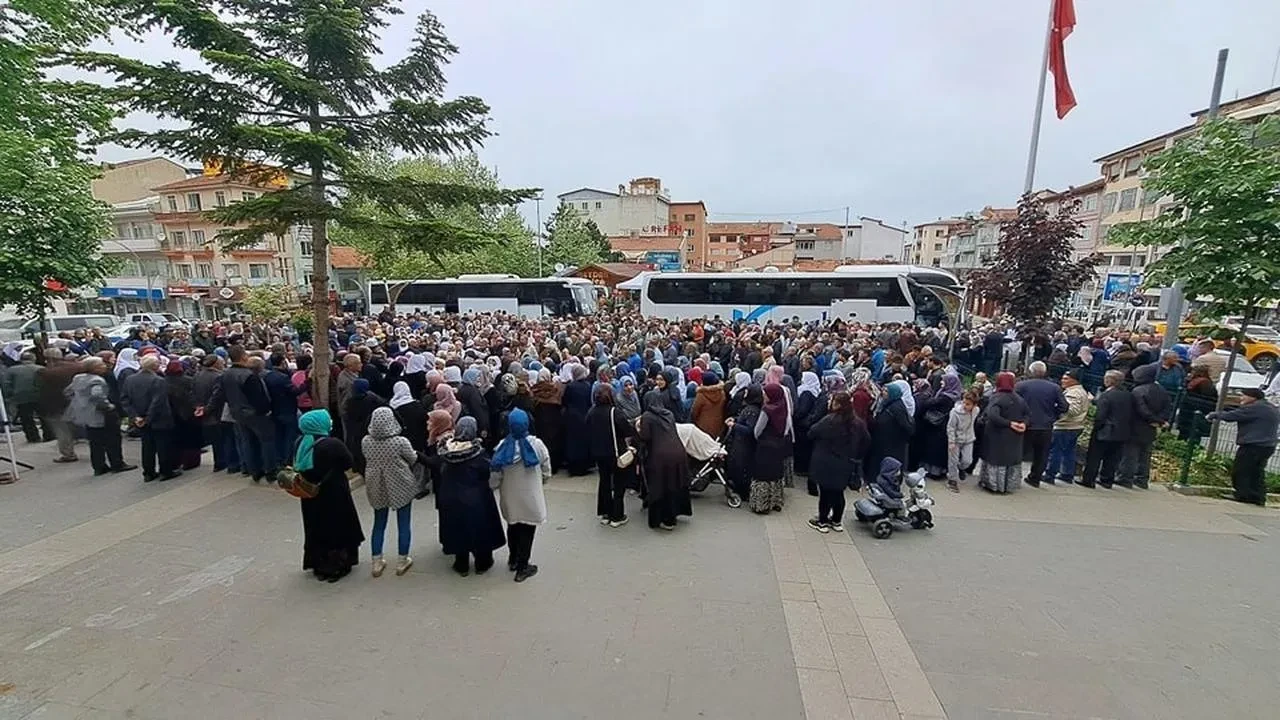Simav'dan 80 hacı adayı kutsal topraklara dualarla uğurlandı