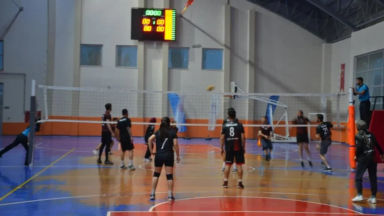 Bulanık'ta voleybol coşkusu sona erdi: Dereceye giren takımlar ödüllerini aldı