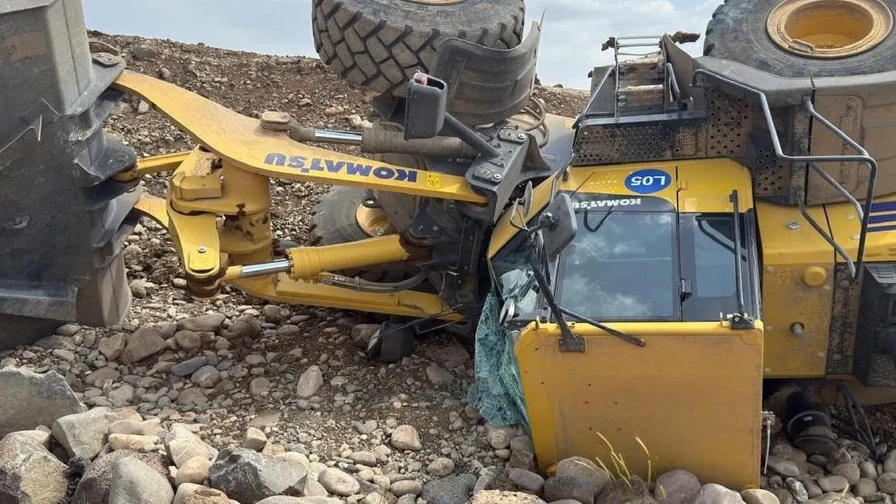Kırıkhan'da inşaatta iş makinesi devrildi: Yaralı sürücünün durumu merak ediliyor