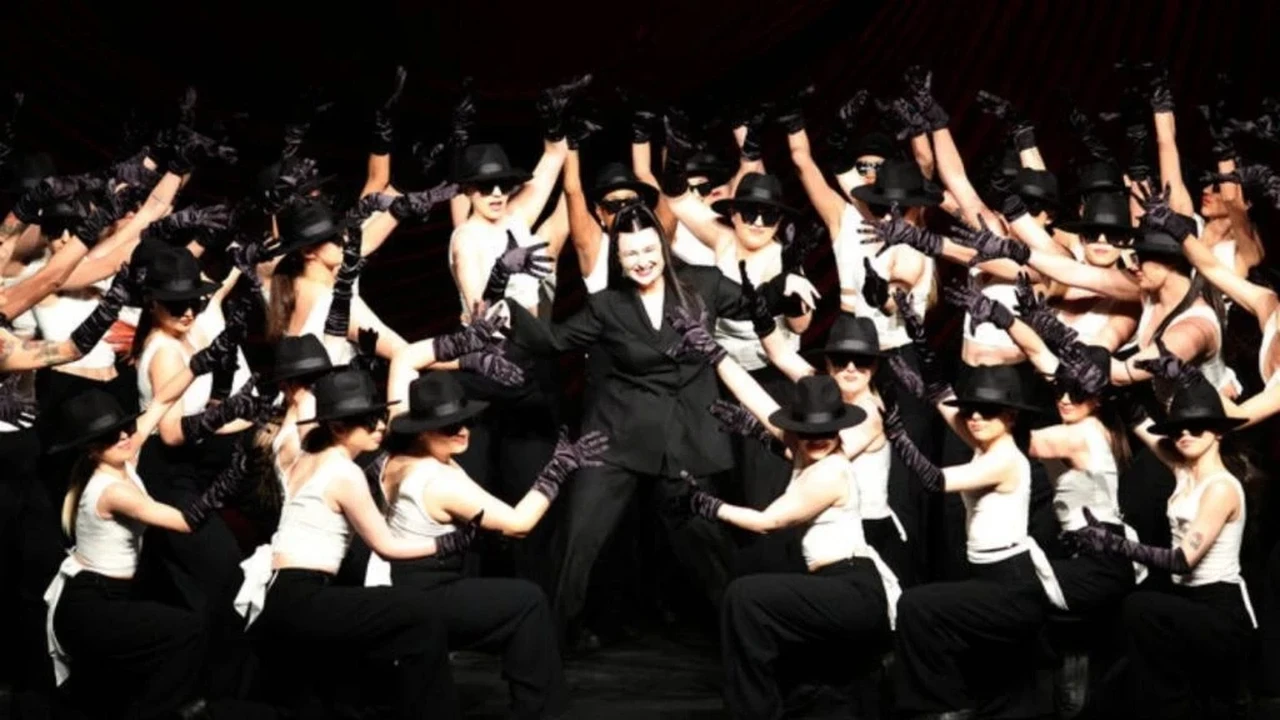 12 kiloluk kostümüyle sahne aldı: Yasemin Sakallıoğlu'nun 100. gösterisi