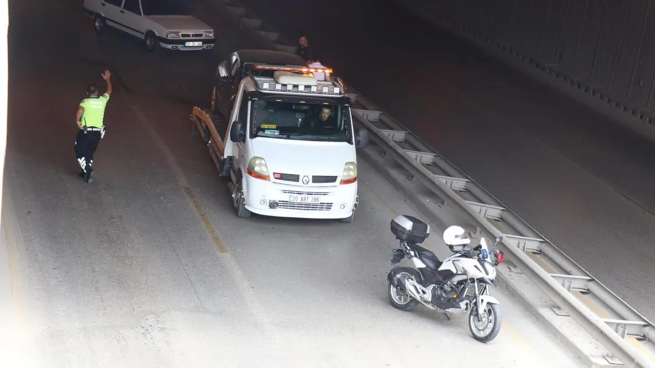 Pamukkale altgeçidinde üç araçlı kaza trafiği kilitledi