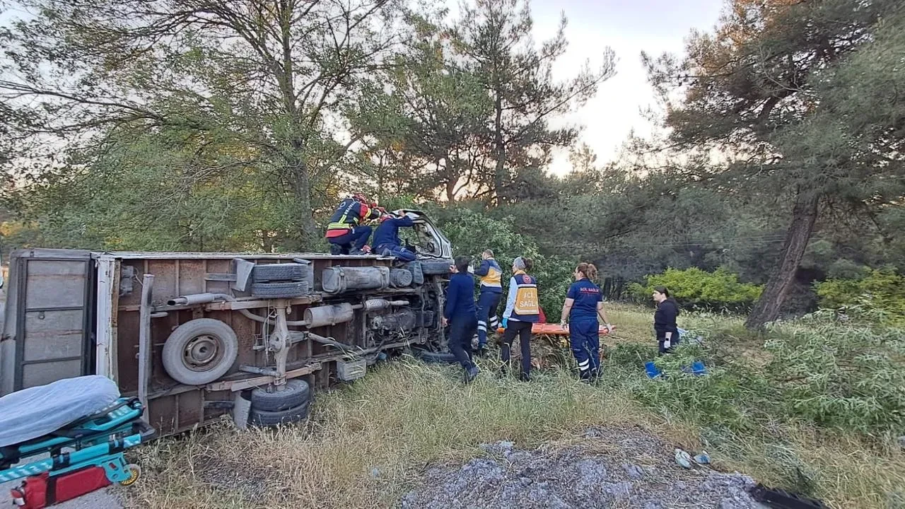 Balikesirde kamyonet şarampole uçtu sürücü yaralandı