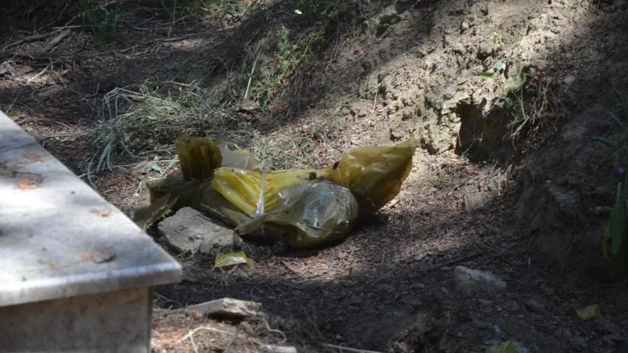 Turgutlu'da mezarlıkta bulunan naylon poşet paniği! Hayvan ölüsü mü vardı?