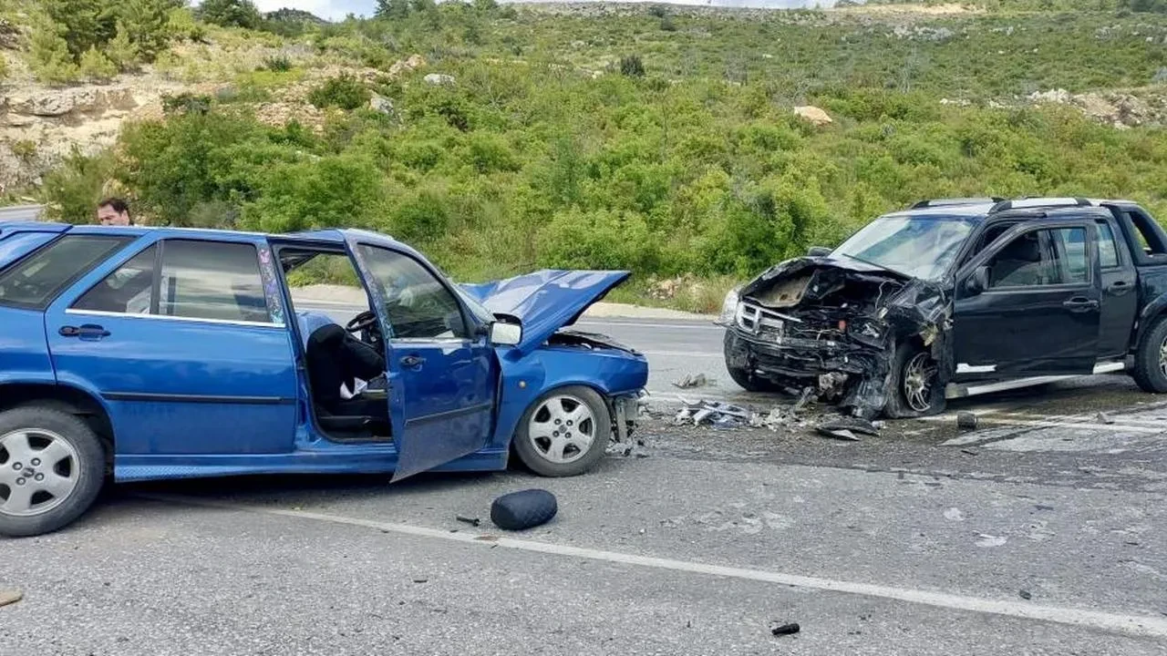 Antalya'da can pazarı: İki aracın çarpıştığı feci kazada 1 ölü, 2 yaralı