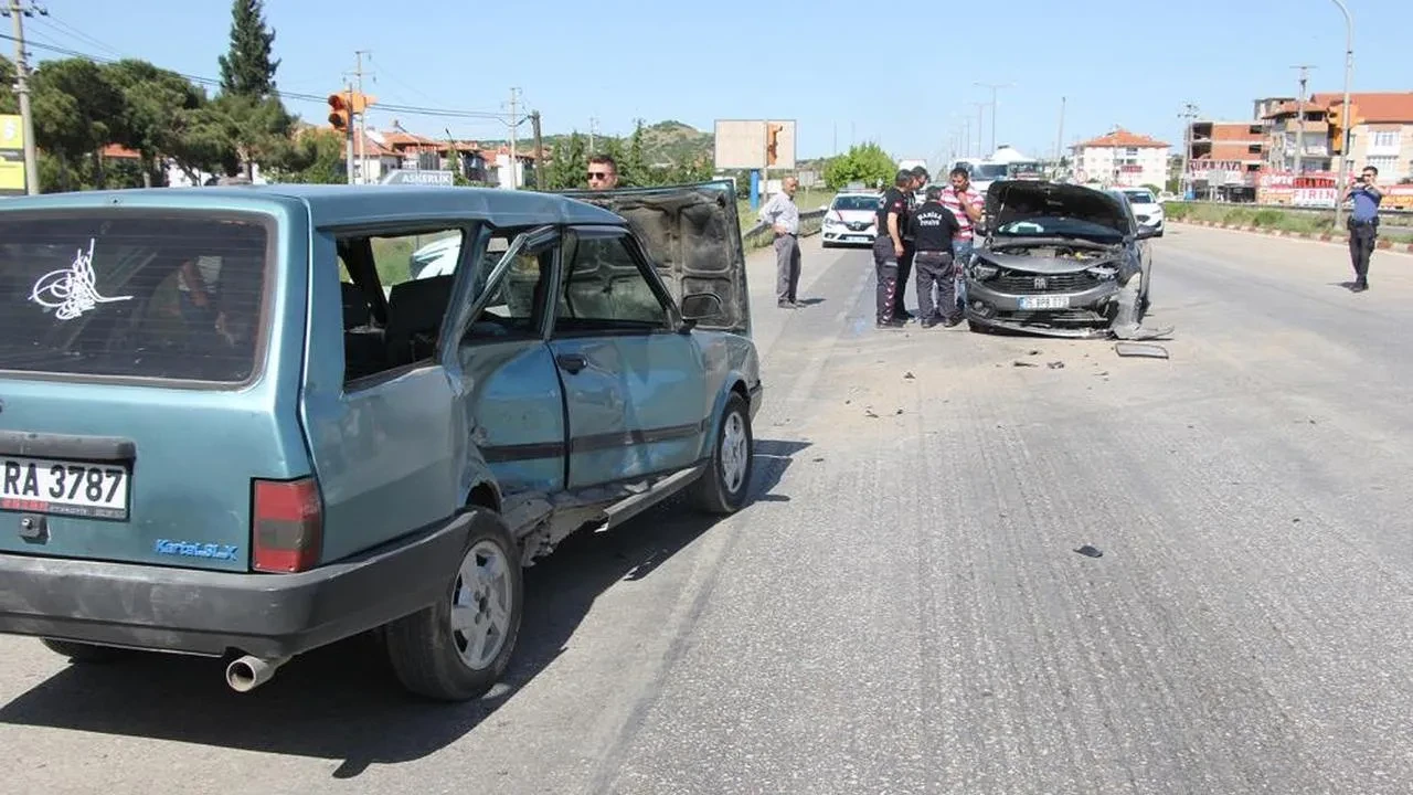 Kula'da kırmızı ışık ihlali yapan araçlar çarpıştı