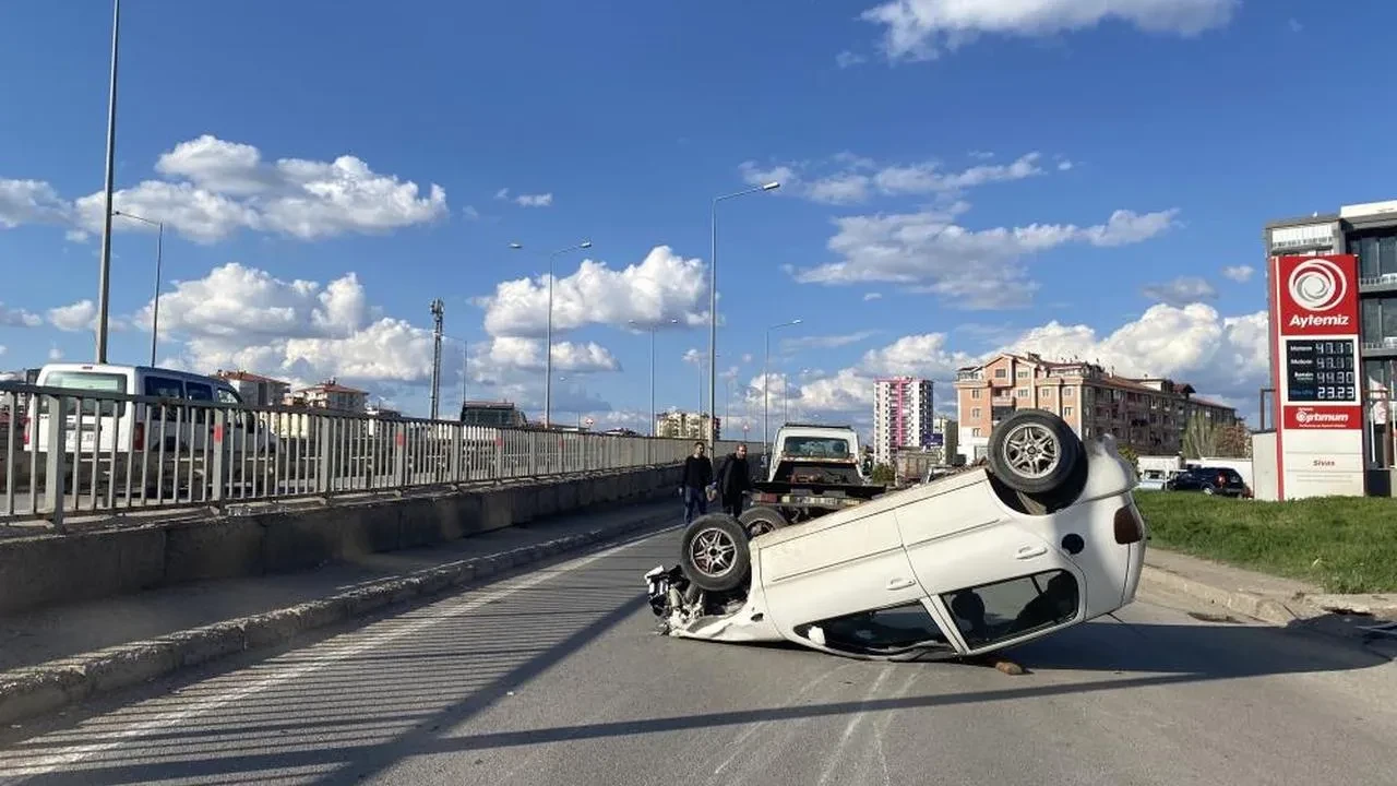 Sivas’ta otomobil devrildi: 3 yaralı