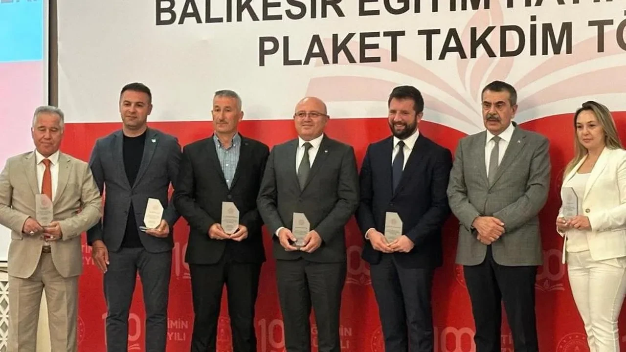 Balıkesir'de eğitime destek veren 44 hayırsevere plaket töreni