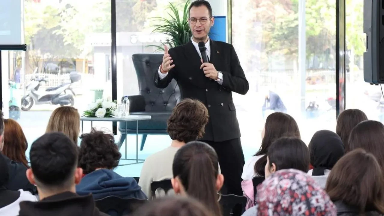 Yapay zeka uyarısı: Mesajlarınız okunuyor, gizliliğinizi koruyun!