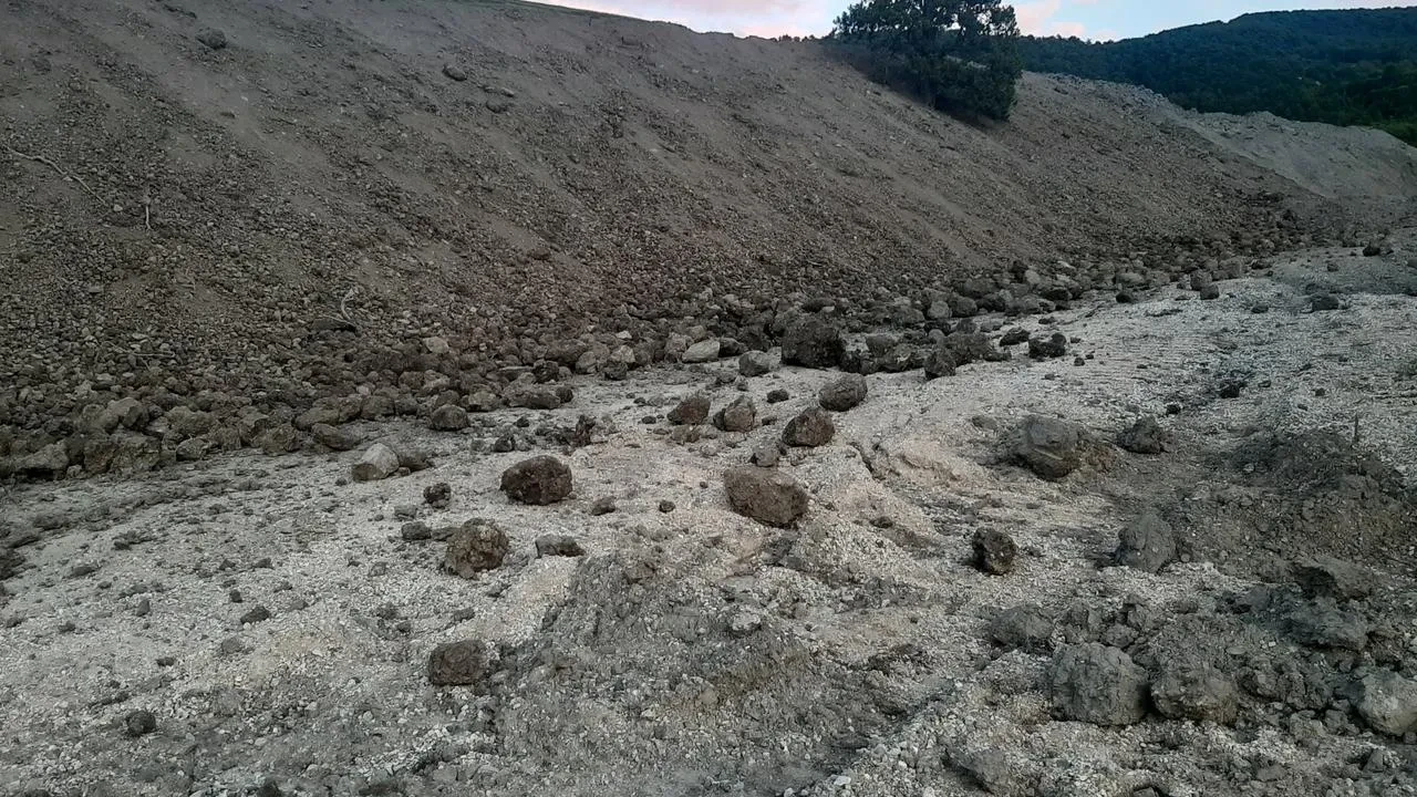 Karabük Şenler köyü yolu heyelan sebebiyle kapandı