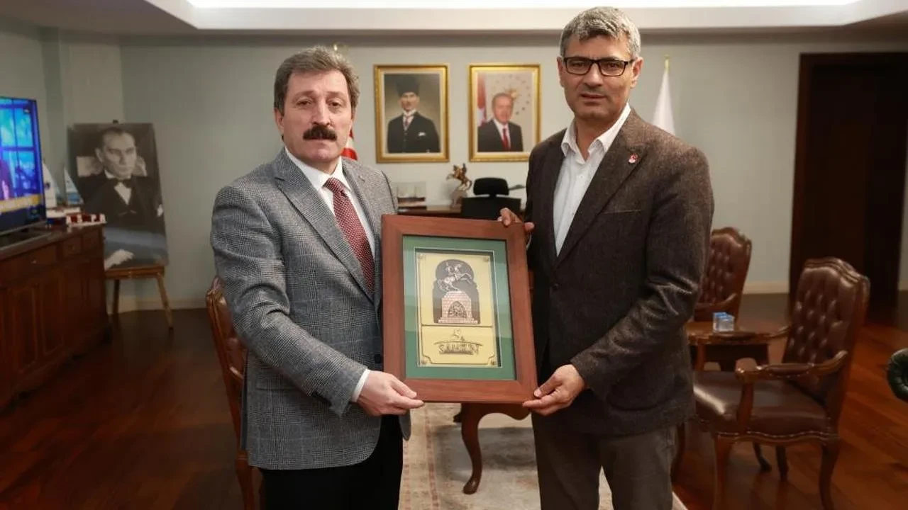 Yusuf Dikeç, gümüş madalya ile Samsun'a döndü: Vali Tavlı'dan tebrik ve hediyeler